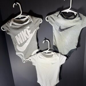 Nike Baby Onsies Set - Grey & White size 0-6 mths